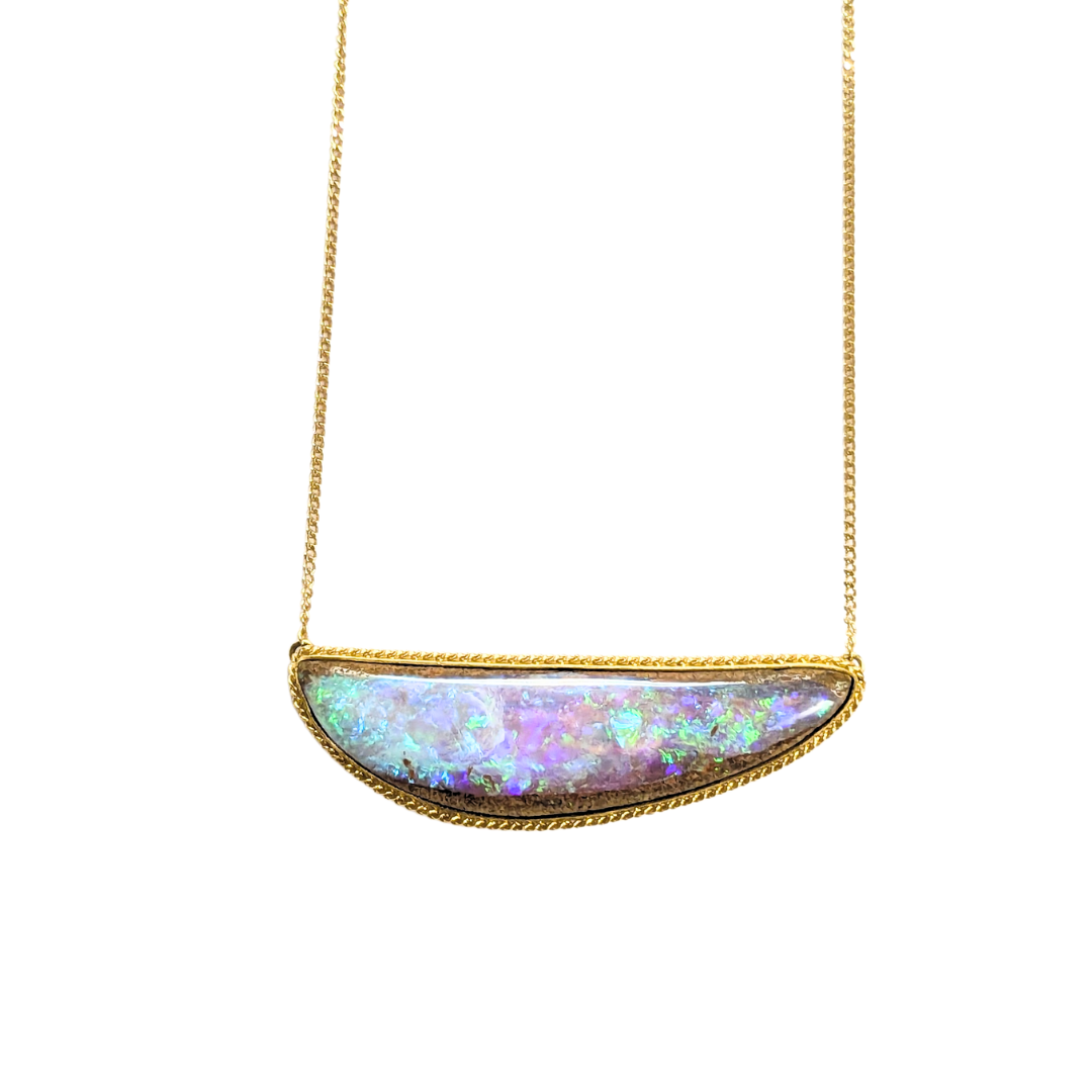 East-to-west opal pendant in 18k yellow gold on a delicate gold chain.