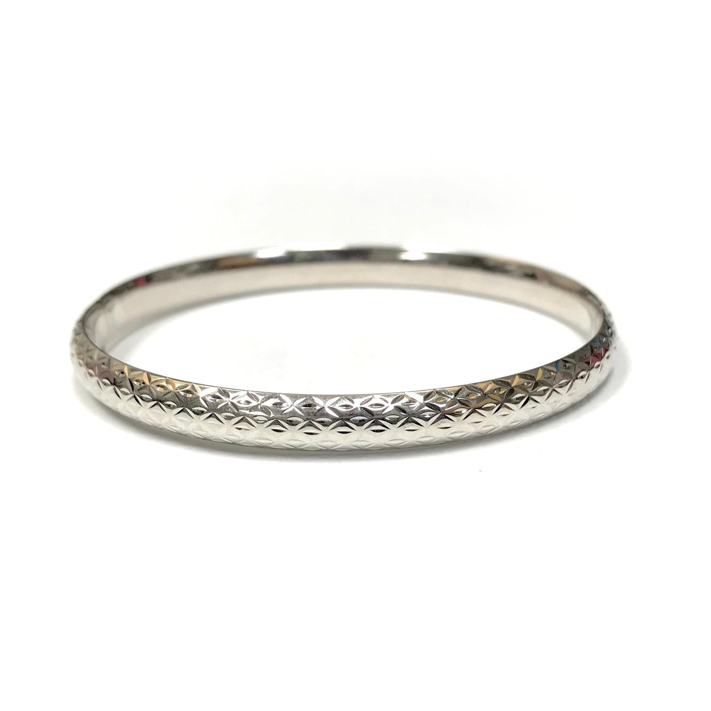 14k white gold hinged bangle featuring a polished, textured diamond pattern and a 6.1mm width.