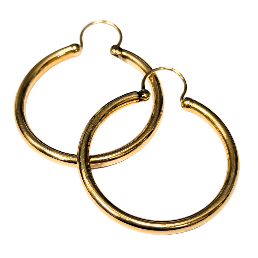 2.6mm round hoop earrings crafted in polished 14k yellow gold, measuring 29mm in diameter.