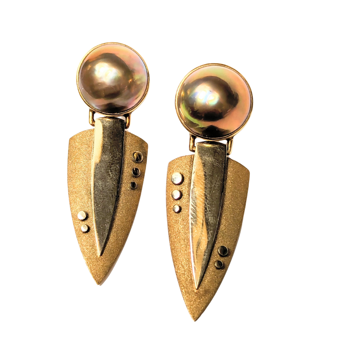 14k two-tone gold modernist shield earrings featuring 12.25mm rosy metallic mabé pearls.