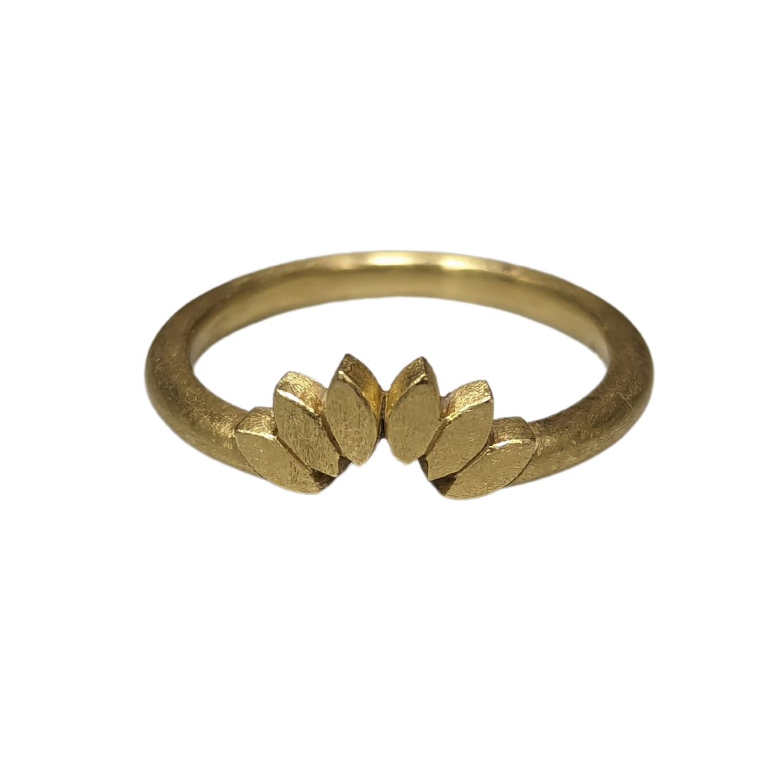 18K yellow gold petal tracer ring featuring a delicate fan-shaped floral design, size 6.